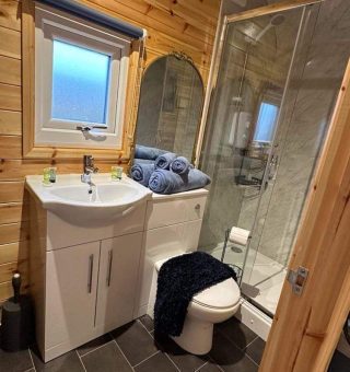 23476518-06B7-41BC-B5E0-6A47B849AD69